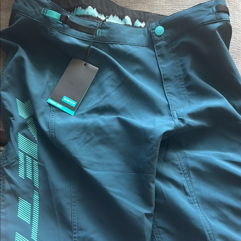 Yeti Deep Teal Adventure Enduro Shorts size Medium.